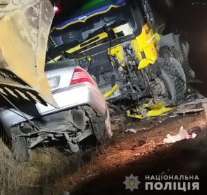 Моторошна ДТП на Закарпатті: легковий «Mercedes C320» врізався у вантажівку «Mercedes-Benz Actros»