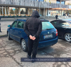 В Ужгороді прокуратура погодила підозру іноземцію, у автомобілі якого виявили 2,2 кг метамфетаміну