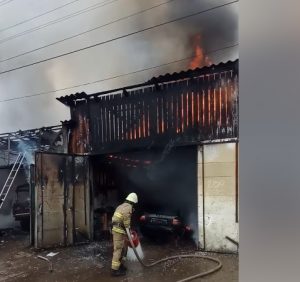 Горіли автомобілі та гаражі – потужна пожежа у Міжгір’ї (відео)