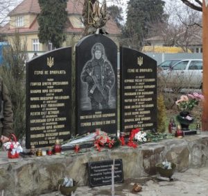 На площі імені Віталія Постолакі в Ужгороді вшанують полеглих в боях за Дебальцеве
