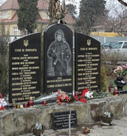 На площі імені Віталія Постолакі в Ужгороді вшанують полеглих в боях за Дебальцеве