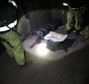 Контрабандні цигарки виявили прикордонники у вагоні з рудою (фото)