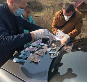 У Верхніх Воротах жінки викрали гроші з каплички