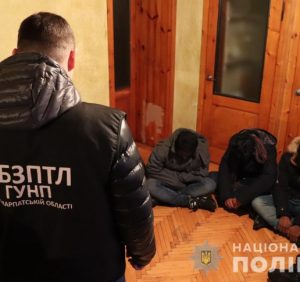 На Закарпатті правоохоронці запобігли нелегальному переправленню мігрантів через кордон (відео)