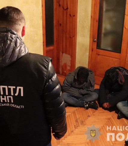 На Закарпатті правоохоронці запобігли нелегальному переправленню мігрантів через кордон (відео)