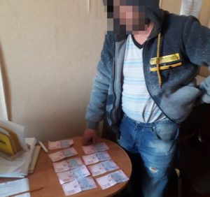 Закарпатець обікрав приятеля на 50000 гривень і продовжив з п’яне “застілля” на кладовищі