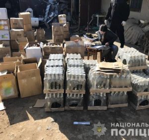 На Свалявщині правоохоронці вилучили партію фальсифікованого алкоголю (фото)