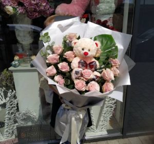 Квіти і співи проти коронавірусу: як в Світі та Ужгороді долають панічні настрої (фото, відео)