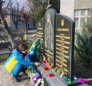 Площу імені Віталія Постолакі в Ужгороді відвідала дружина загиблого Героя України Валерія Опанасюка