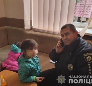 На Закарпатті поліцейські врятували двох діток, яких покинули батьки