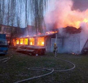 На Виноградівщині згорів цех з виготовлення меблів (фото)