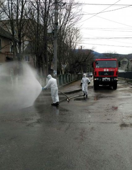 Рятувальники Закарпаття продовжують дезінфікувати місця масового скупчення людей