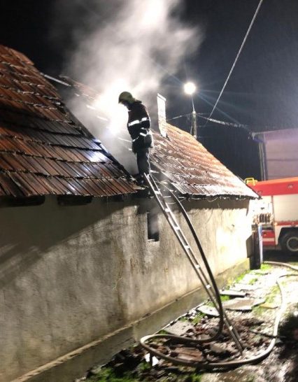 У Хусті під час гасіння пожежі вогнеборці врятували власника будинку