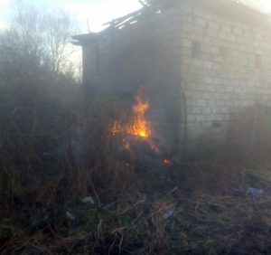 У Малому Березному внаслідок спалювання сухої трави загорівся будинок