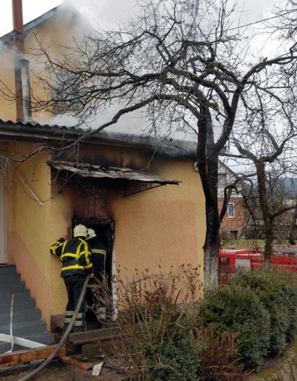 Хустські вогнеборці ліквідували пожежу в прибудові та врятували житловий будинок (фото)