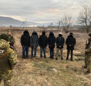 На Закарпатті прикордонники разом з поліцією затримали групу азіатів