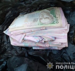 У Виноградові домушник викрав 300000 гривень і закопав викрадене на березі річки