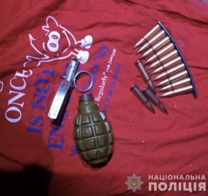 У Мукачеві поліцейські під час обшуку вилучили гранату, набої та комплектуючі