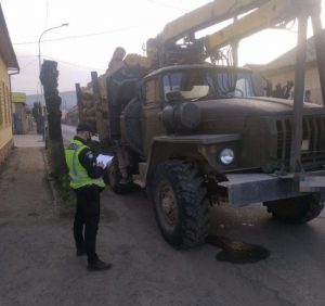 На Березнянщині працівники поліції затримали дві вантажівки з деревиною