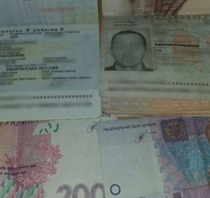 Водій мікроавтобуса  намагався «купити» пропуск в Україну для свого іноземного пасажира