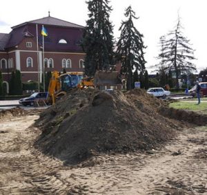 Посадовцям Ужгородської міської ради та директору товариства, яке здійснювало реконструкцію площі Кирпи, у розтраті понад 860 тис грн