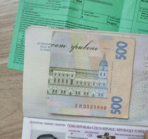 За пропуск без дійсного страхового сертифікату прикордонникам пропонували хабар