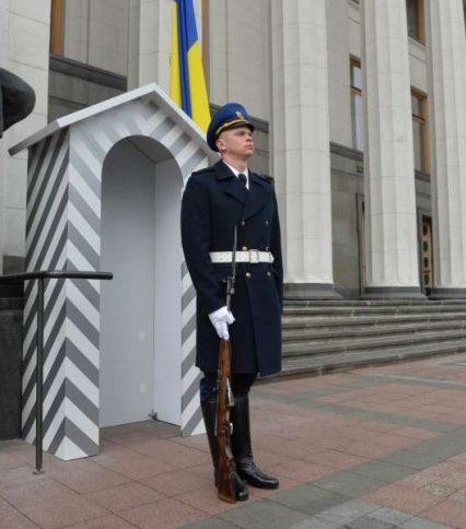 Біля будівлі Верховної Ради України нестиме службу Почесна варта Національної гвардії України (фото)