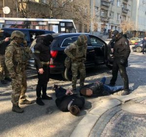 На Закарпатті затриманим за вимагання та хуліганство членам злочинної групи оголошено про підозру