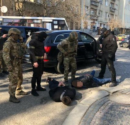 В Ужгороді під стінами будівлі СБУ затримано групу мукачівців, які займались вимаганням грошей за надумані борги (фото)