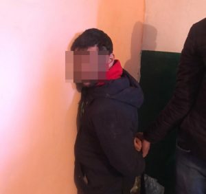 Зухвалий розбій в Ужгороді: озброєний молодик пограбував жінку в її автомобілі