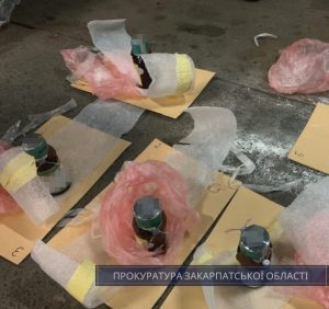 На Закарпатті прокуратура погодила підозру іноземцю, який контрабандою спробував вивезти з України близько 8 кг ртуті