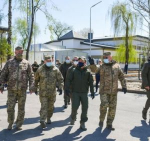 Президент оглянув сучасне військове містечко на Закарпатті, будівництво якого завершать у травні