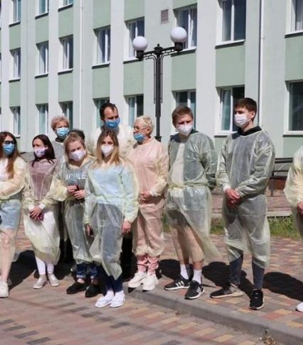 Медики Закарпатської обласної клінічної лікарні, які лікують хворих на COVID-19, завершили свою першу семиденну зміну