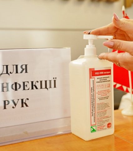Як відновити шкіру після антисептиків та частого миття рук (відео)