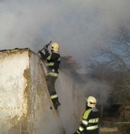 Пожежа залишила 86-річну закарпатку без даху над головою. Потерпіла – у лікарні