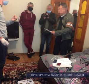 Взято під варту екс-чиновника ОДА та директора приватної фірми, які підозрюються у заволодінні коштів, виділених на будівництво школи