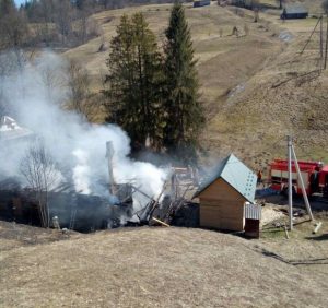 У міжгірських Рекітах вогонь знищив кафе-магазин (фото)