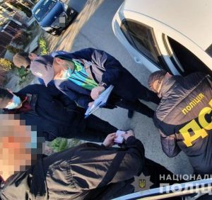 На Закарпатті прикордонник за гроші «сприяв» вивозу медичних масок з України. Не судилося (фото)