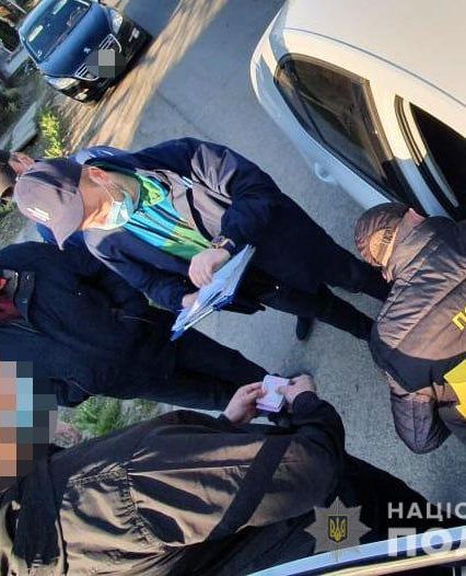 На Закарпатті прикордонник за гроші «сприяв» вивозу медичних масок з України. Не судилося (фото)