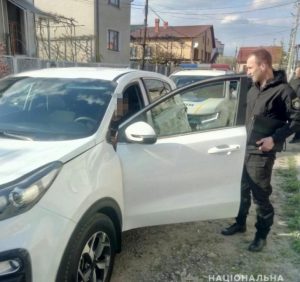 Поліцейські Хустщини вилучили у водія позашляховика марихуану, яку той приховав у роті