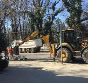 Замість того, щоб захищати Ужгород від смертельного коронавірусу, влада зайнялася його руйнуванням і грабунком (фото)
