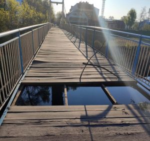 В Ужгороді невідомі розібрали частину підвісного мосту в боздоський парк (фото)