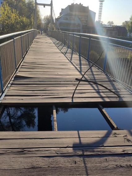 В Ужгороді невідомі розібрали частину підвісного мосту в боздоський парк (фото)
