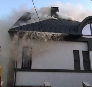 Хустські вогнеборці не допустили знищення вогнем новозбудованого житлового будинку (фото)