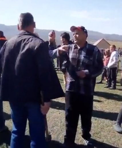 У закарпатському Порошкові селяни кувалдами та бензопилами зносять незаконні будови волохів