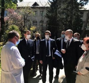 “Сенсаційної зради” не трапилось: Закарпатська обласна лікарня отримала засоби захисту