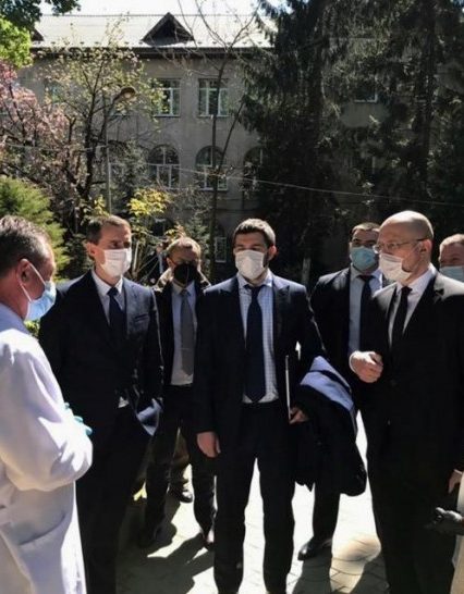 “Сенсаційної зради” не трапилось: Закарпатська обласна лікарня отримала засоби захисту