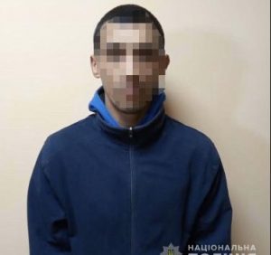 Раніше судимий ужгородець розбив вітрину магазину і викрав техніку