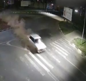В Ужгороді п’яний водій протаранив “коло” (відео)