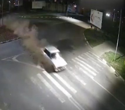 В Ужгороді п’яний водій протаранив “коло” (відео)